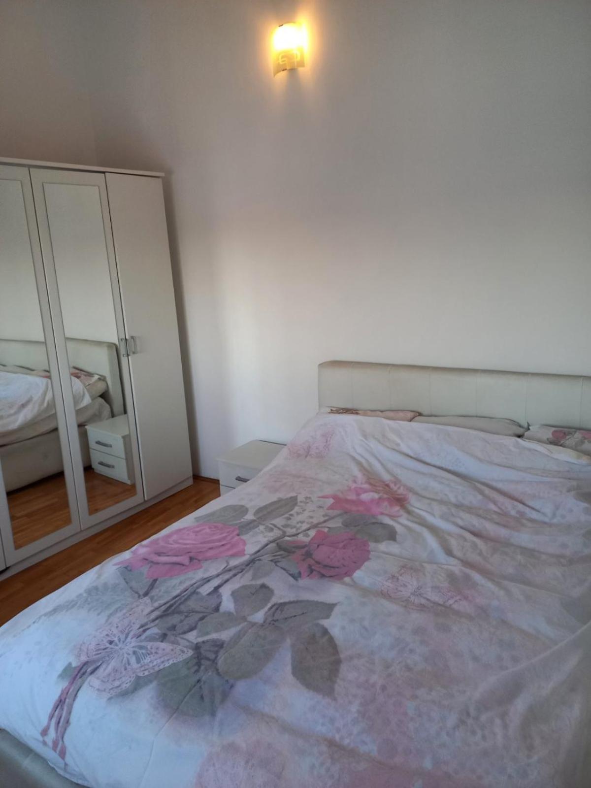 Hostel Dragana Mitrovici  Buitenkant foto