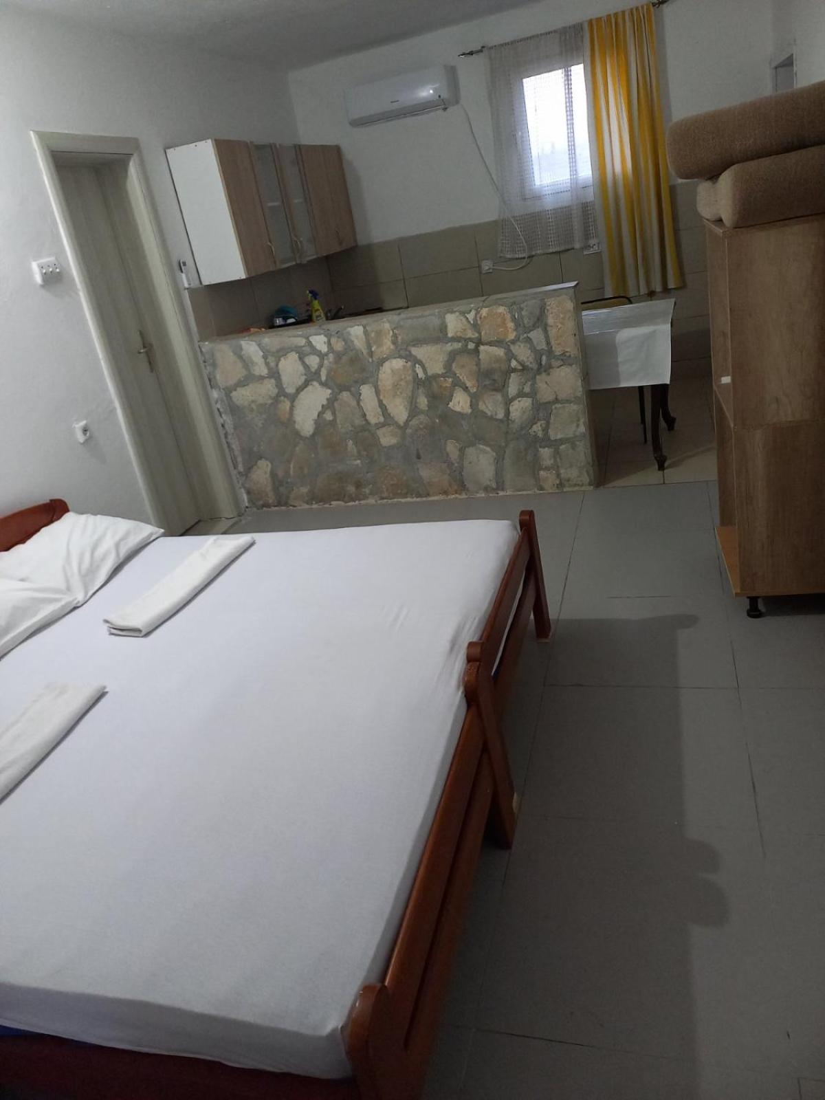 Hostel Dragana Mitrovici  Buitenkant foto