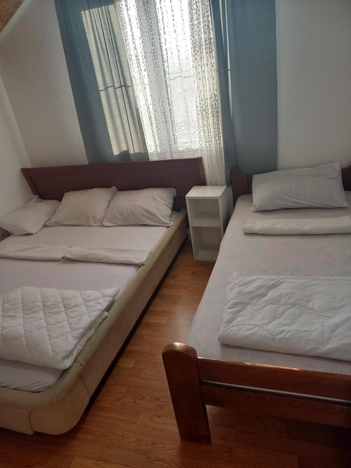 Hostel Dragana Mitrovici  Buitenkant foto